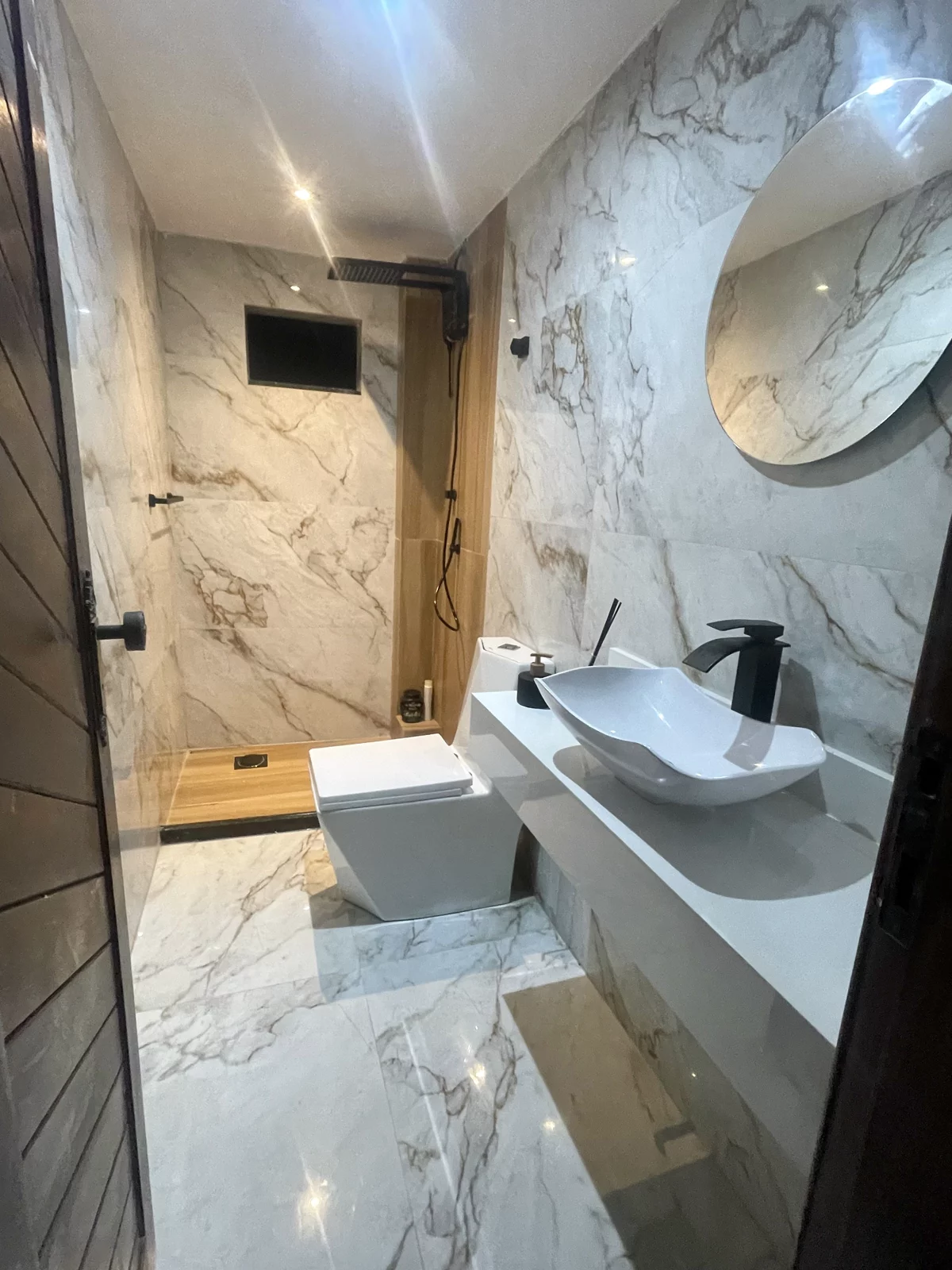Banheiro em mármore branco com veios